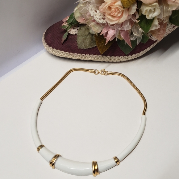Vintage Jewelry - Elegant Vintage White & Gold Necklace